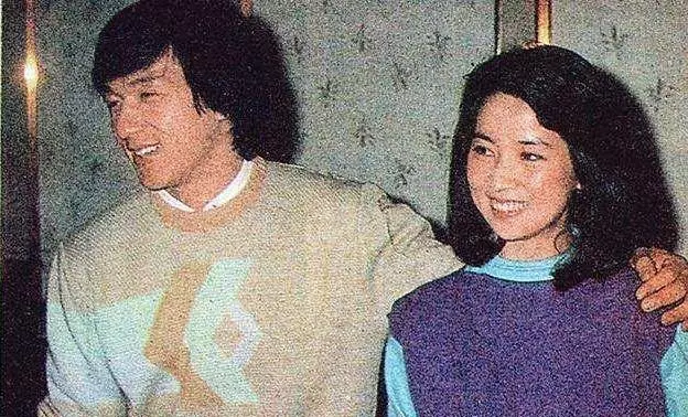 林鳳嬌和成龍家庭照罕見曝光,成龍坦言:對她沒有愛,但親情很重!