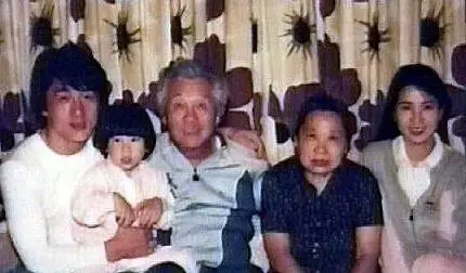 林鳳嬌和成龍家庭照罕見曝光,成龍坦言:對她沒有愛,但親情很重!