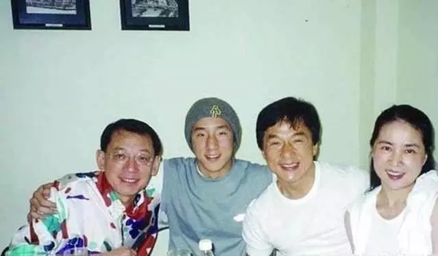 林鳳嬌和成龍家庭照罕見曝光,成龍坦言:對她沒有愛,但親情很重!