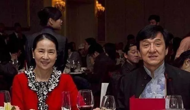 林鳳嬌和成龍家庭照罕見曝光,成龍坦言:對她沒有愛,但親情很重!