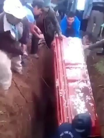 悲劇...工人搬運棺材突然「跌落」在棺材上,裡面屍體就這樣...家人無法接受當場淒厲痛哭