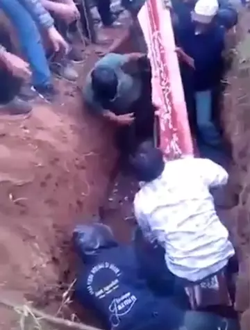 悲劇...工人搬運棺材突然「跌落」在棺材上,裡面屍體就這樣...家人無法接受當場淒厲痛哭