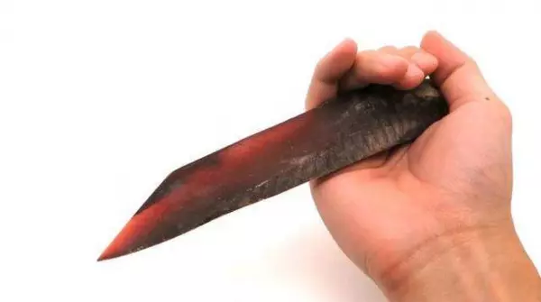 鰹魚乾加熱打磨後竟會變成「超鋒利匕首」!堅硬程度居然能夠刺穿鋁罐!