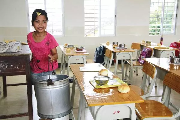 10歲姊姊獨自一個人照顧弟弟們...有人想領養弟弟,姊姊「1句話」淚崩:懂事的孩子總讓人心疼