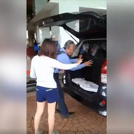 網友批評Grab司機的穿著，「Grab可以載6人」，女司機的反應領網友讚賞！