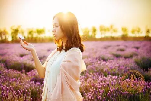 生活中的不如意讓你產生了抱怨,請不要讓它掩蓋了你迷人的微笑