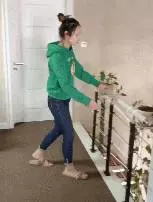 女主人假意跳樓,拉布拉多急忙拉住主人,當換成男主人時,狗狗:你怎麼還不跳?