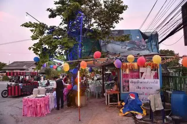 失蹤愛犬回到家中,泰國男子高興擺流水席任路人享用,鄰居:他是真正愛狗人