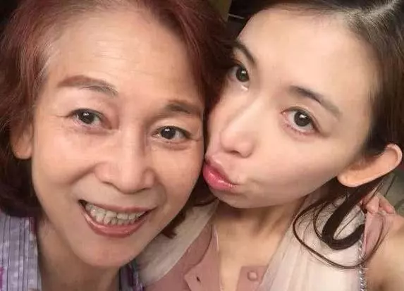 44歲林志玲曬「與母親合照」!看到圖6時,近70歲的林媽媽讓網友炸了:氣質如蘭!