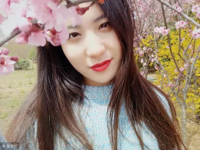 姐姐給乞丐100塊,別人都笑她傻,沒想到五天後來8輛豪車,給姐姐50萬元!