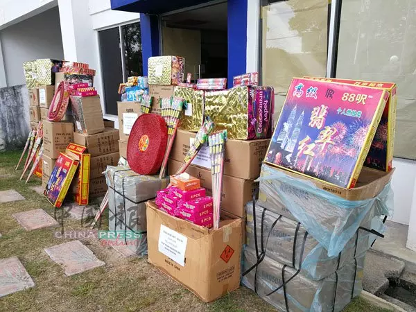 2住家藏160萬爆竹煙花 華裔女走私販被捕 | 中國報