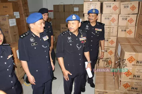 2住家藏160萬爆竹煙花 華裔女走私販被捕 | 中國報