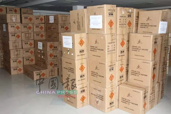 2住家藏160萬爆竹煙花 華裔女走私販被捕 | 中國報