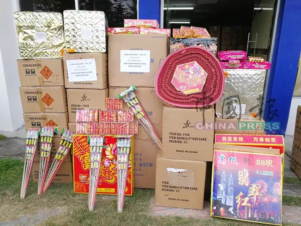 2住家藏160萬爆竹煙花 華裔女走私販被捕 | 中國報
