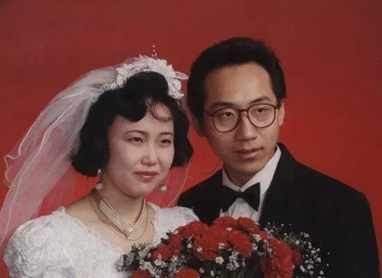 51歲父親再婚沒通知我,我偷偷請假回家,看到新娘後,我傻眼了