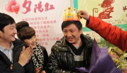 51歲父親再婚沒通知我,我偷偷請假回家,看到新娘後,我傻眼了