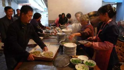51歲父親再婚沒通知我,我偷偷請假回家,看到新娘後,我傻眼了