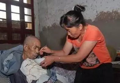 老人房間的怪味該如何處理?老保姆教的這4招,立刻不臭了