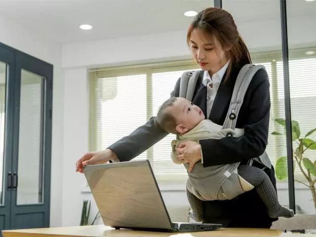 3歲孩子只粘保姆卻不跟媽媽親,寶媽查看監控後,給保姆加工資