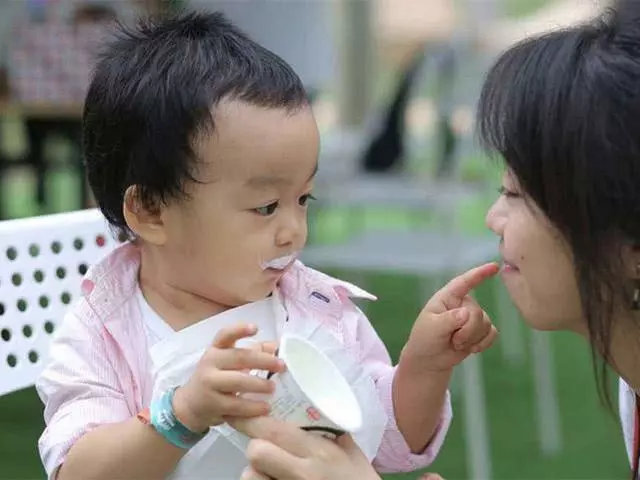 3歲孩子只粘保姆卻不跟媽媽親,寶媽查看監控後,給保姆加工資