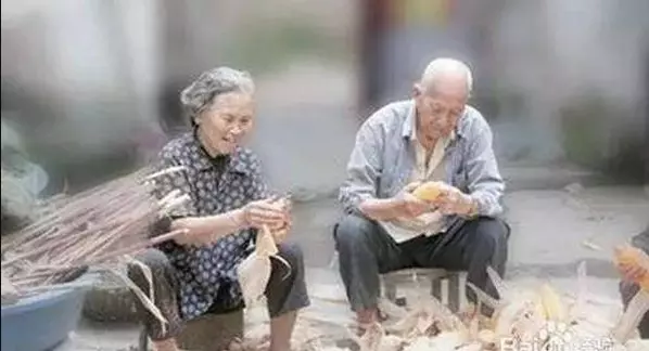 子孫滿堂卻沒人回家…8旬母一人度過團圓飯!心碎割腕...
