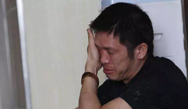 妻子肇事逃逸,丈夫頂罪,一年後出獄回家,瞧見臥室窗簾,癱地上