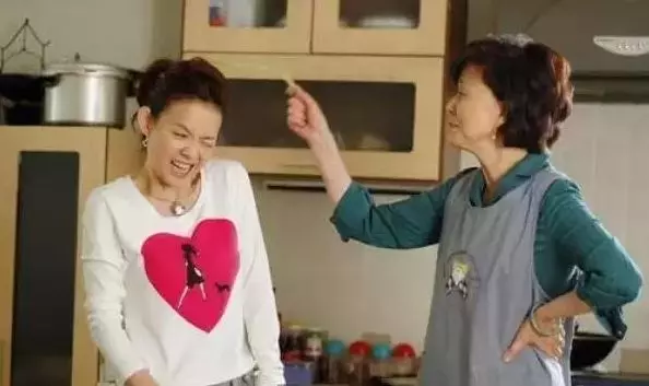 孕婦突然破了羊水,錯把信息發給了婆婆,看到回復,女子寒心