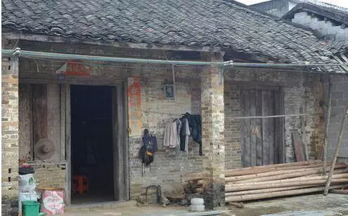 哥哥找弟弟借錢,弟弟不借還拿堆垃圾羞辱,回到家,一扔垃圾傻了