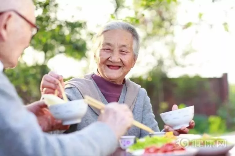 96歲婦科中醫坦言:這「2種食物」我從來不吃!從青年到老年,「這樣」做才是基本。