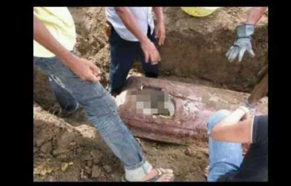亡夫手機埋葬棺材內,連續三年亡夫竟然每次夜裡都和她通話!沒想到真相….!