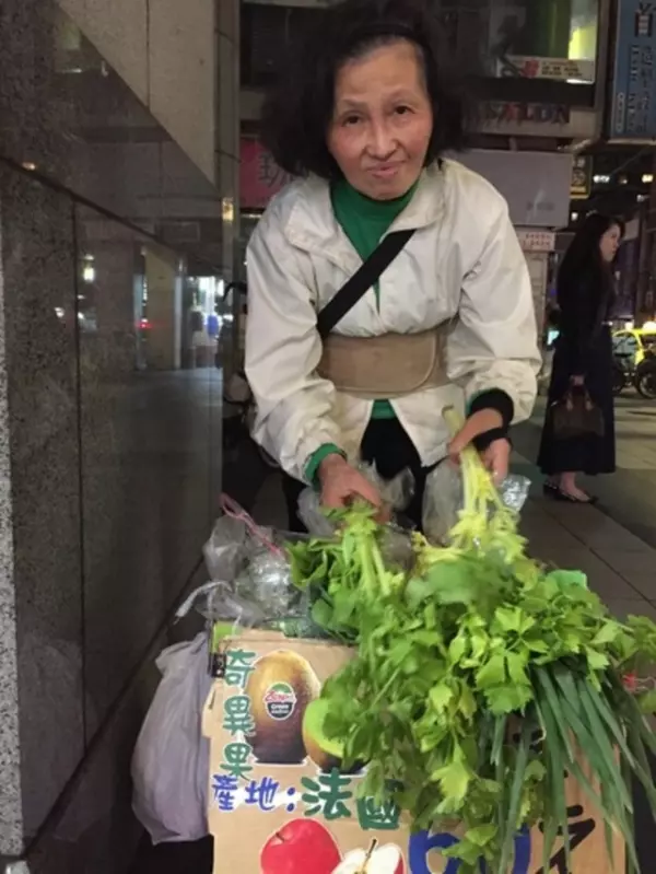 老公家暴,兒子患精神病,63歲母親捷運站賣蔬果:「我會為了他撐下去!」