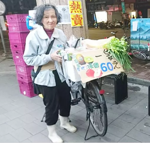 老公家暴,兒子患精神病,63歲母親捷運站賣蔬果:「我會為了他撐下去!」