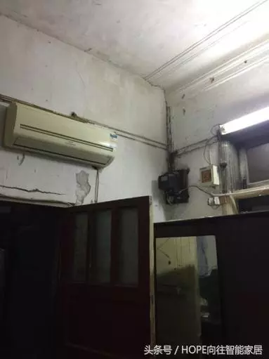 男子租「不到4坪」破爛房一個月後實在忍不了!他動手將它爆改成「複式小家」,房東樂到開花!