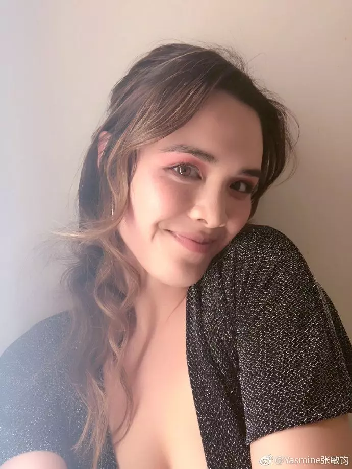 鍾麗緹21歲大女兒曬美照 性感豐滿不輸媽媽