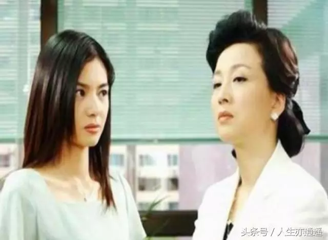 離婚後帶著女兒回娘家,看到弟媳給老媽的簡訊,我哭著離開家!