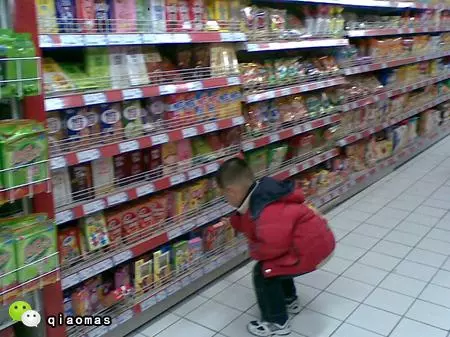 爸爸「故意」把4歲孩子丟在超市!結果孩子的反應竟然是…..父母都震驚了!
