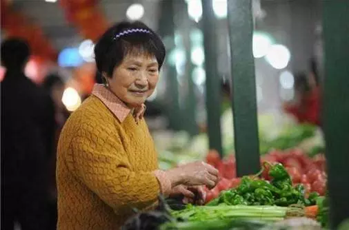 我每月工資都給婆婆,我媽病重婆婆沒錢,看到姑子的首飾我砸了家