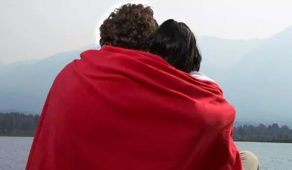 60歲母親分家產,百萬存款和一套房,兩個兒媳說:誰要誰倒霉