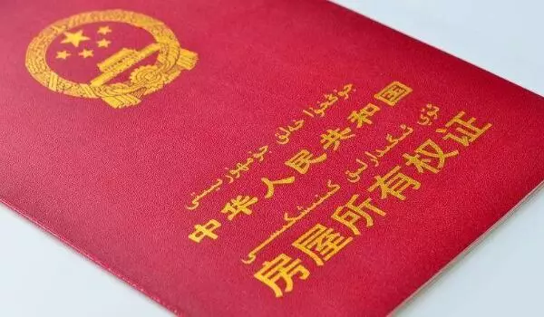 60歲母親分家產,百萬存款和一套房,兩個兒媳說:誰要誰倒霉