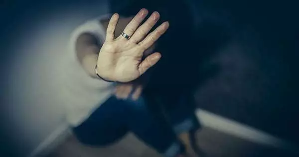 老公出差回來說「要給她驚喜」還特地蒙上眼睛,但下秒竟對她...世上怎麼會有這種人!