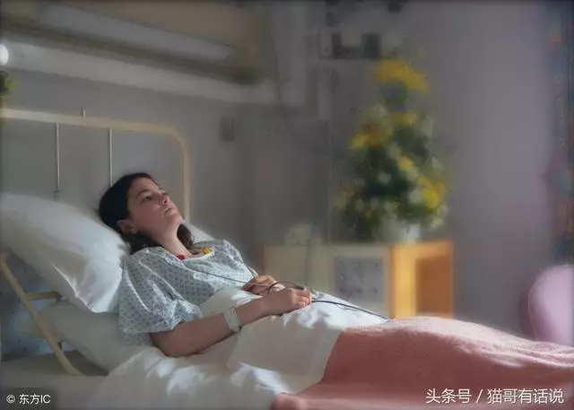 前女友住院,我偷偷送去5萬,第二天看到桌上的紙條,我怔住了