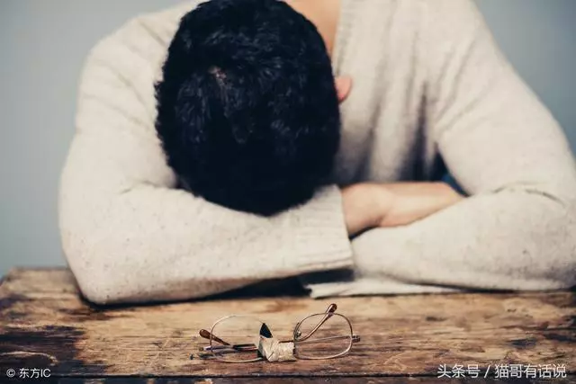 前女友住院,我偷偷送去5萬,第二天看到桌上的紙條,我怔住了