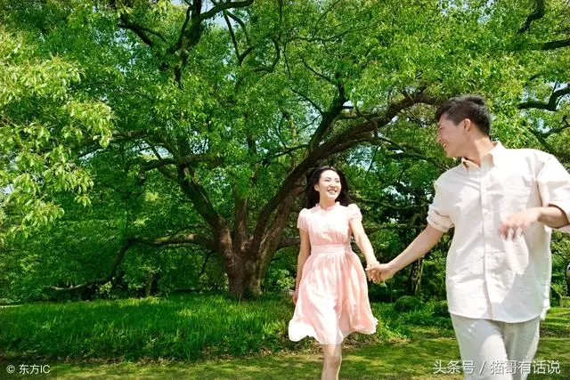 女孩帶窮男友回家,母親拉著男友手不放開,母親:沒錢也嫁