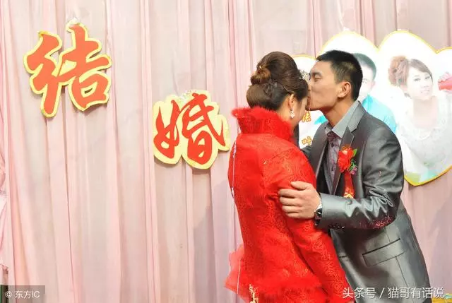 回老家給婆婆過生日,廚房外聽到對話,含淚做一決定