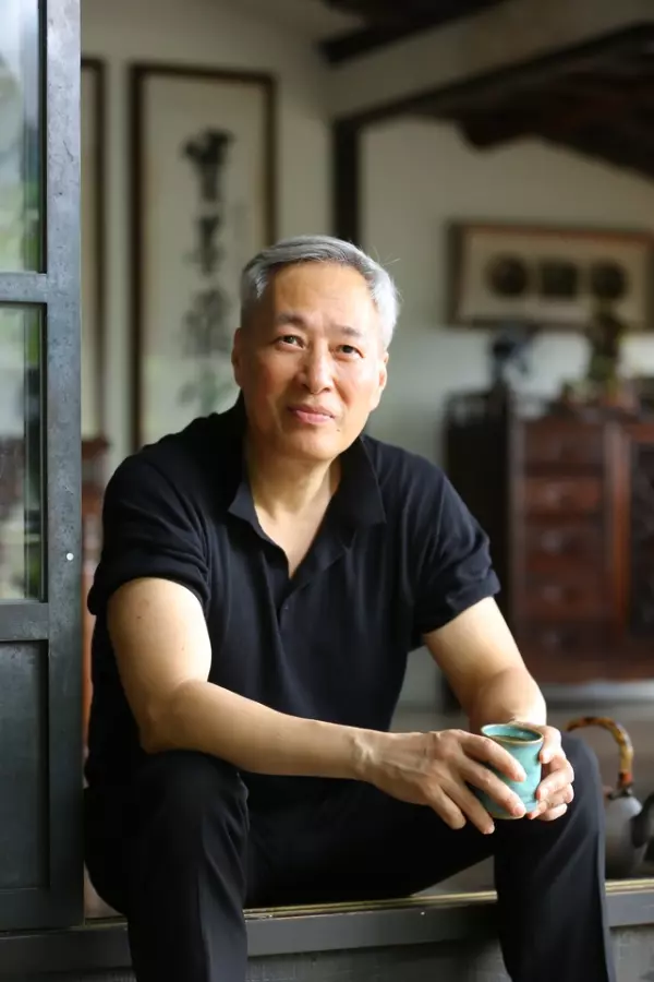 他是昔日台灣第一代偶像劇男主角!淡出螢幕20年驚傳發瘋出家當和尚!媒體找到發現他過這樣生活!