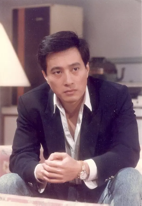 他是昔日台灣第一代偶像劇男主角!淡出螢幕20年驚傳發瘋出家當和尚!媒體找到發現他過這樣生活!