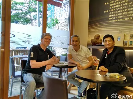 他是昔日台灣第一代偶像劇男主角!淡出螢幕20年驚傳發瘋出家當和尚!媒體找到發現他過這樣生活!