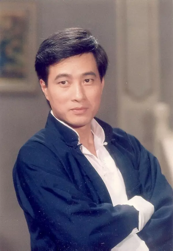 他是昔日台灣第一代偶像劇男主角!淡出螢幕20年驚傳發瘋出家當和尚!媒體找到發現他過這樣生活!
