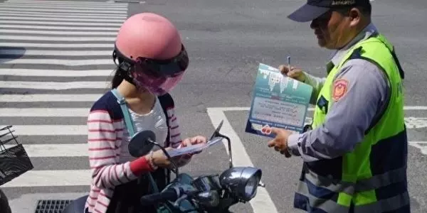 她為見爺爺最後一面,瘋狂飆車慘被攔下,但警察先生接下來的舉動,讓她一路暴哭…!