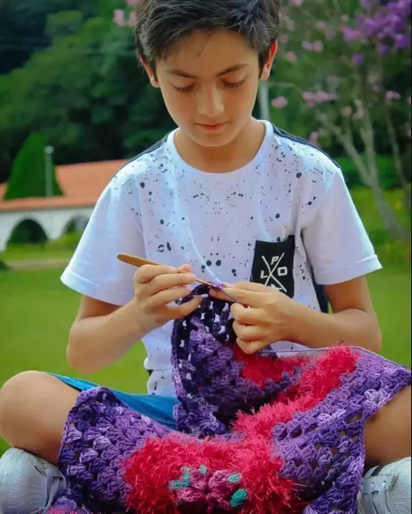 13歲男孩愛編織,遭到排擠,卻吸粉34萬!當你用心做一件事,全世界都在幫你!